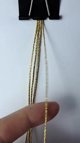 Talvez a explicação pro Macramê ser tão prazeroso seja porque ele é uma arte muito simples. É uma conversa direta entre os fios e as nossas mãos. O contato com a materia prima se transformando de acordo com a minha vontade. É mágico demais. #macrame #macrametutorial #arte #artesanato #