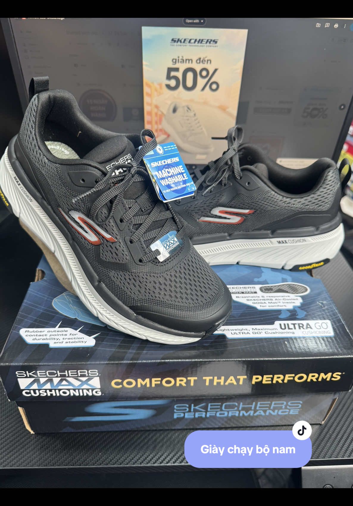 Thêm lớp đệm giữa bạn và đường chạy với Skechers Max Cushioning Premier 2.0™™ - Vantage. Thiết kế chạy thoải mái này có phần trên bằng lưới kỹ thuật buộc dây, để đệm ULTRA GO®, đế trong Skechers Air-Cooled Goga Mat™™ và đế ngoài Goodyear® Performance bền bỉ. #goodyear #Running #chaybo #gogamat #maxcushionrunningshoes #maxcushion #skechersvn 