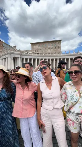 🎶✨ “Tú has venido a la orilla…” ✨🎶 En el corazón del Vaticano, frente a la Plaza de San Pedro, unimos nuestras voces junto a músicos católicos de todo el mundo para cantar Pescador de Hombres en el marco de los Catholic Music Awards. 🙏 Una oración hecha música. 🌍 Una Iglesia unida por la fe. 🎤 Un solo canto que llega al cielo. Este momento no fue solo una canción: fue una respuesta al llamado del Señor. #CatholicMusicAwards #PescadorDeHombres #UnidadEnLaFe #MúsicaCatólica #PlazaSanPedro #Vaticano #fequecanta @Catholic Music Awards @Azucena Cierco @Maity Interiano 