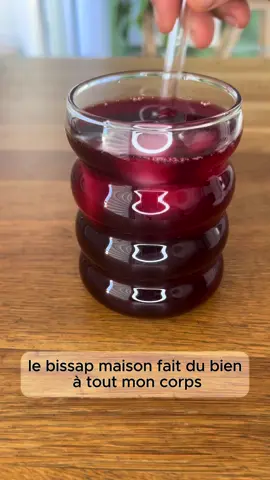 🌺 Ma boisson préférée pour drainer naturellement et me sentir légère. Pas besoin de sucre pour que ce soit bon. J’infuse des fleurs d’hibiscus avec du gingembre et de la menthe, j’ajoute un peu de citron… et c’est tout. Une boisson simple, rafraîchissante, qui soutient le foie, la digestion et l’élimination. ➤ Recette juste ici 👇 🌿 1 poignée d’hibiscus séché 🌿 1 petit morceau de gingembre 🌿 Quelques feuilles de menthe 🌿 Jus d’1/2 citron 🌿 1 L d’eau bouillante Infuser – filtrer – refroidir – savourer 💧 Tu connais le bissap ? Tu l’aimes comment toi ? #bissap #boissonhealthy #s#sanssucrehibiscus  #d#detoxnaturelled#digestionfacileantioxydants