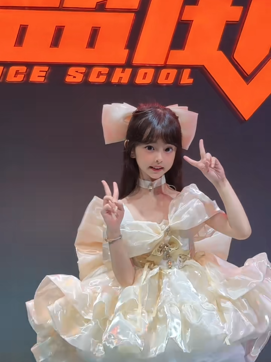 今天是小蛋糕~ #手势舞 #甜妹 #骗你生女儿 #甜系女孩 #ootd穿搭 #dancing #dancer 