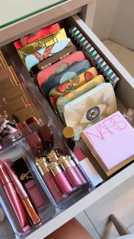 Tour por todas as minhas paletas de rosto amigas, desculpem o barulho mas ou gravo hj ou continuo devendo por muito tempo esse vídeo 🥹 #blush  #maquaigem #fy #tour #penteadeira 