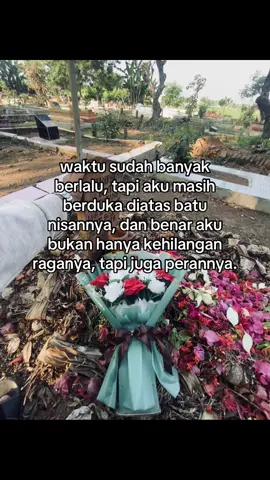 ini beneran yang di dalem tanah ini kamu sayanggg? seingat aku kamu pernah bilang dan janji “kita sama sama terus yaa aku gaakan ninggalin kamu” tapi nyatanya kita kalah sama takdir🥺, makasih yaa udah pernah jadi bagian dari hidup aku biar aku kamu dan Allah yng tau seberapa seringnya aku ke rumah terakhir kamu dan doa in kamu. Alfatihah yaa sayangg🥺🤲🏻🤍🥀