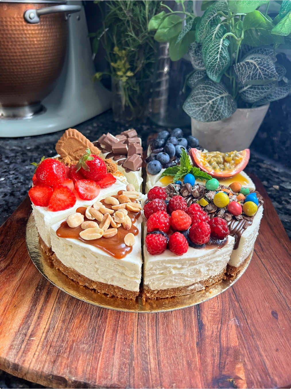 Cheesecake multi saveurs  ______________________ Une recette rapide et facile à réaliser qui fait toujours l’unanimité ! Et cette fois ci en version multi garniture vous aimez ?? Quelle part vous auriez pris ?  Pour un cheesecake de 20cm de diamètre :  200g de spéculos  70g de beurre fondu  500g de mascarpone  200ml de crème liquide 30%MG  250g de philadelphia (ici je n’ai mis que 150g)  Extrait de vanille  80g de sucre glace  Pour la déco :  Pâte de spéculos  Pâte à tartiner  Coulis de mangue  Caramel au beurre salé  M&ms concassés  Myrtille  Framboise  Fraise  Kinder  Cacahuète ….  Mixer les spéculos puis verser le beurre fondu et mélanger. Placer un cercle à pâtisserie de 20cm de diamètre sur un plat de service. Le chemiser de Rhodoïd. Verser la préparation biscuitée et aplatir le tout avec le dos d’une cuillère. Réserver au réfrigérateur. Dans le bol du robot verser la mascarpone, la crème liquide entière 30%Mg, l’extrait de vanille et le sucre glace. Fouetter à vitesse moyenne pour monter le tout en chantilly. Une fois la crème ferme, ajouter le fromage Philadelphia et mélanger légèrement pour l’incorporer.  Verser la préparation obtenue dans le cercle sur le fond biscuité et lisser pour obtenir une surface plane. Réserver 1h au réfrigérateur. Faire fondre de la pâte de spéculos au bain marie de la pâte à tartiner et du caramel au beurre salé, les mettre ensuite dans des poches à douille.  Découper le cheesecake délicatement et proprement en 8 parts (ou même plus) et décorer chacune des parts selon vos goûts..  Réserver au réfrigérateur jusqu’au moment de la dégustation.    #cheesecake #recetterapide #gateaufacile #dessert #recettecheesecake #recettefacile 