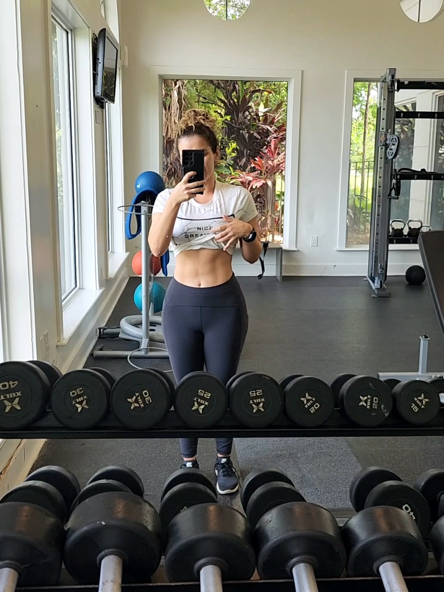 Just out here ruining someone’s “women shouldn’t have abs” argument 😆 #GymGirl #6Pack #GymLife 