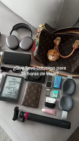 A ver quién adivina a dónde nos vamos ahora!!! Esto es todo lo que llevo en mi bolso de mano para un viaje de 35hs+ 🛩️☁️🎧 #vlogdeviaje #louisvuitton #speedybag #travelbag #argentina 