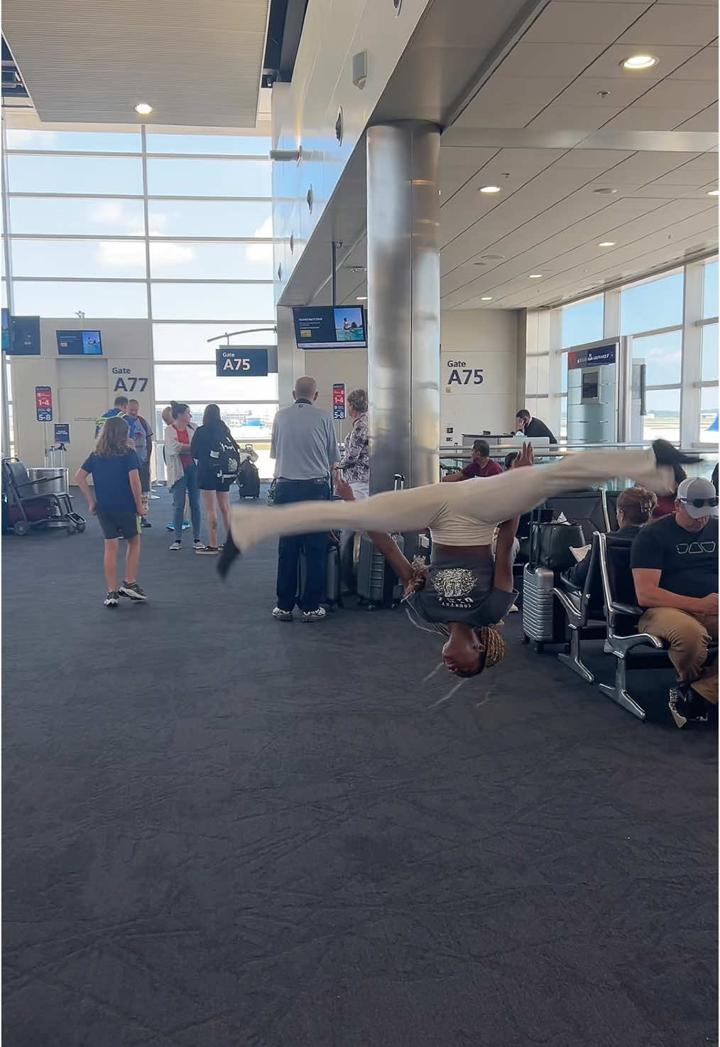 Airport trend pt 2??😭#fyp #viral #foryou #airport #turns #dance 