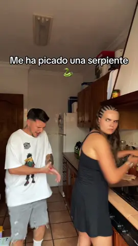 ME DUELE MUCHO!! NECESITO SACAR EL VENENO URGENTEMENTE 😕😕#parejas #fyp #viral #novios #humor @María Romero Soto🐞 