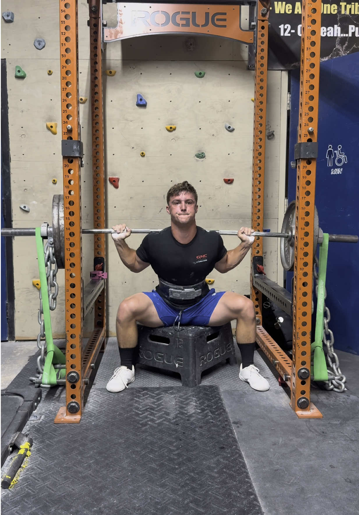 Training for today. Sitting down on a Box and then standing up. #boxsquat #gym #legday 