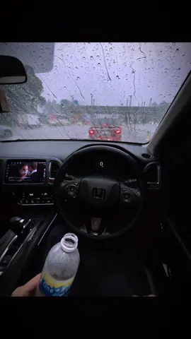 #berhatihatidijalanraya #drivesafe #hujan🌧️ #rainyday#soundtrack  #mobilephonerecording  #speedometer #phoneholdersunvisor  #iphonrecording  #onlineshopping  #hrv It's been raining a lot recently, so please drive carefully