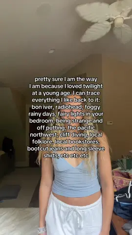 the first movie is genuinely unironically the indie movie of my dreams and that is all thanks to catherine hardwicke my queen #twilightsaga #twilightaesthetic #newmoon #bellaswan #radiohead #boniver #downtowngirl #vampires 