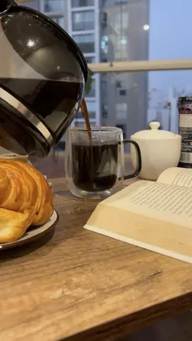 El plan perfecto para estos días fríos.❄️☕️    ¿Con qué acompañas tu café? #ModoCaffé #AsíSabeUnBuenCaffé #RitualesQueReconectan #CaféDeMañana #CafféTime
