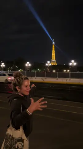 Well that didn’t go as planned.. (he’s a paid actor) #eiffeltower #fail 