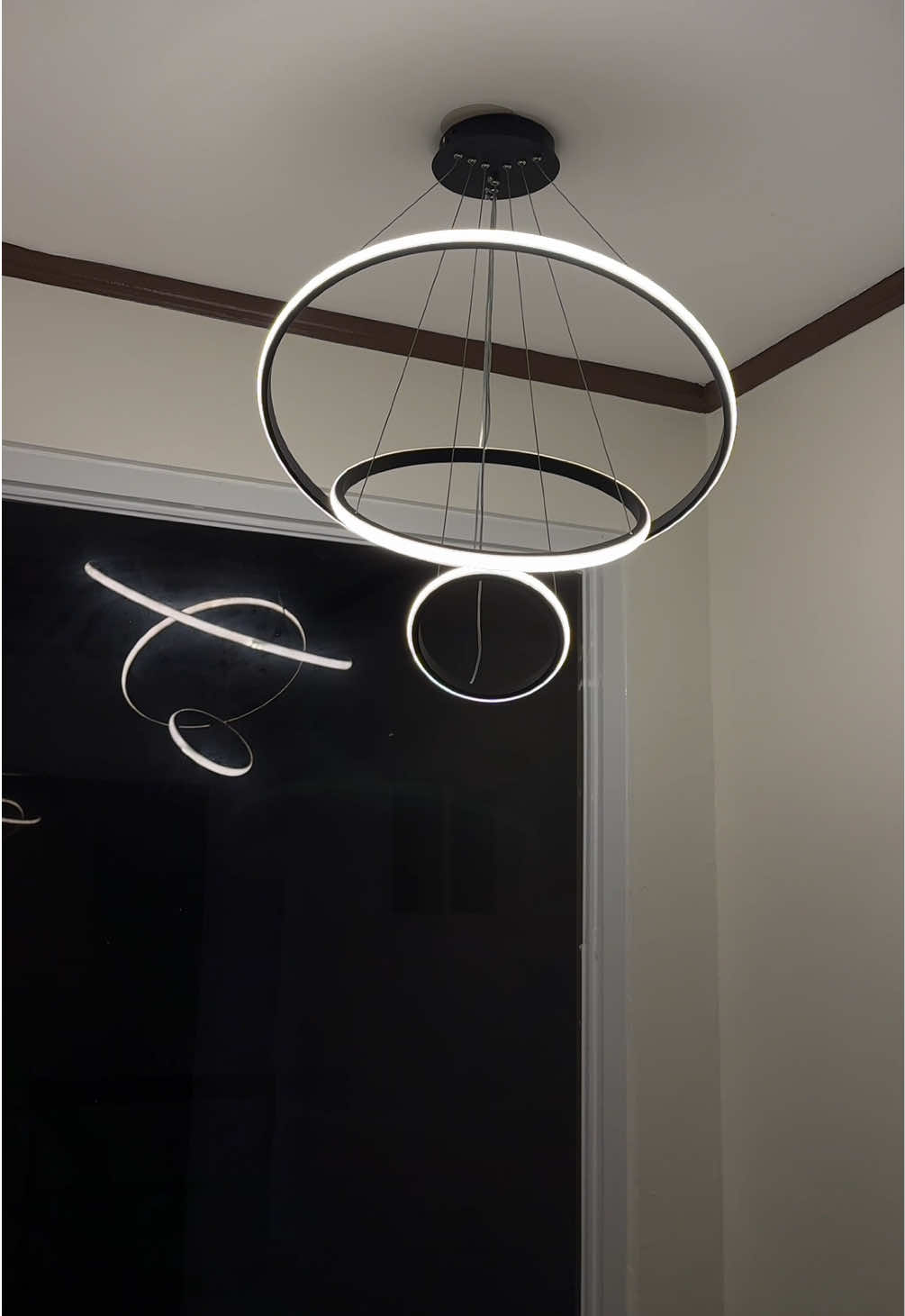 Statement piece sa hagdanan? ✅ Modern minimalist LED chandelier na may tricolor lighting — perfect sa stairway mo para instant ganda at liwanag! ✨ #LEDChandelier #StairwayGlowUp #ModernPinoyHome #PampagandaNgBahay #InteriorGoals