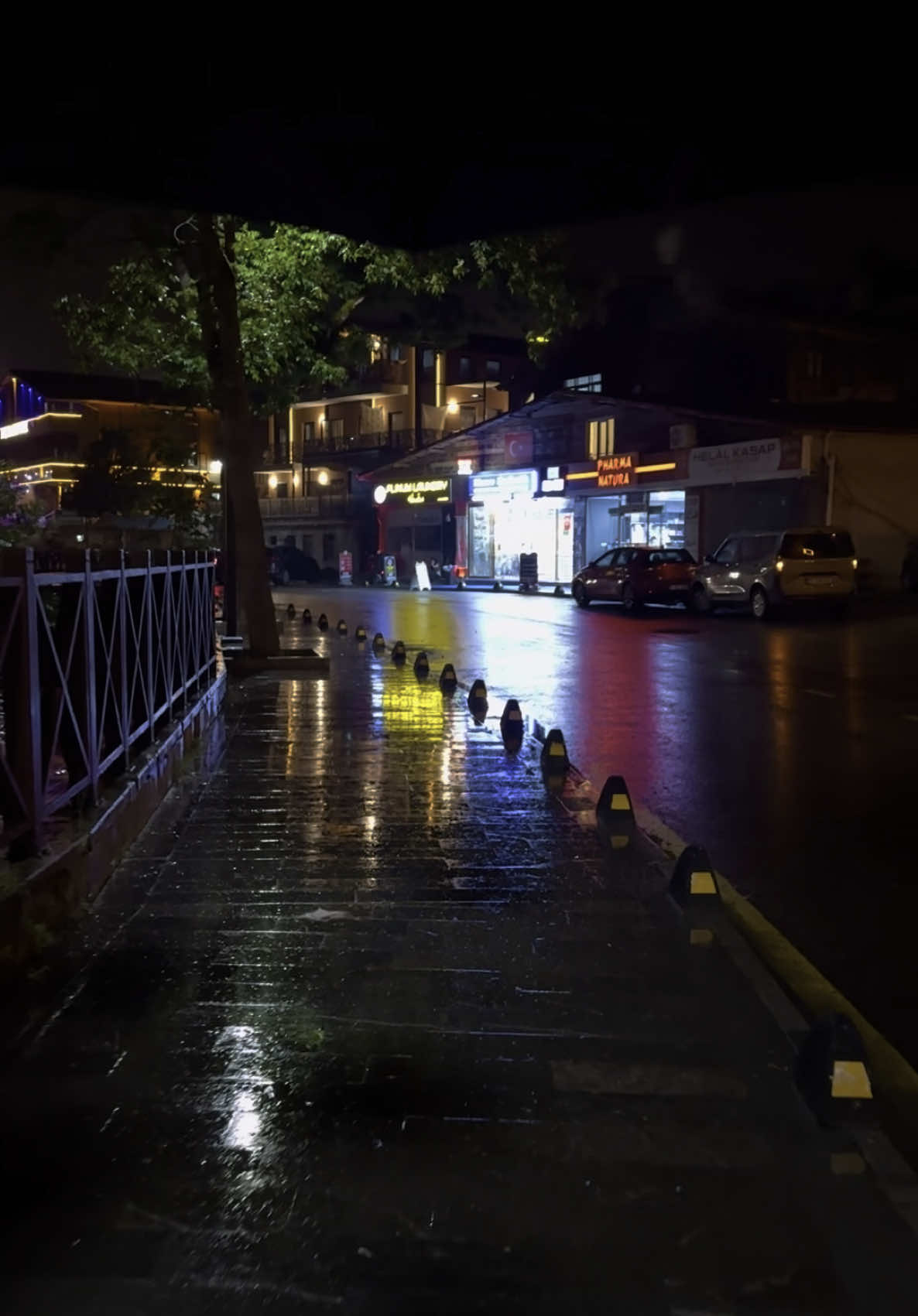 شوارع اوزنجول باليل 😢. yağmur damlalarının altında yürümek . . . . #تركيا #اوزنجول #🇹🇷 #سعودالبلوي #السعودية #tiktok #typ #اوزنجول #türkiye #طرابزون #الشمال_التركي #طبيعه #مطر #fyy #هدوء #ليل 