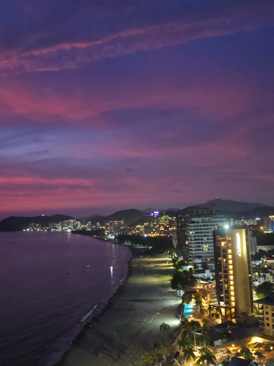 Santa Marta no decepciona: el sol se despide con magia todos los días. Entre colores, brisa, mar y paz absoluta… aquí entendí que no hay nada más urgente que vivir despacio.  #santamartacolombia🇨🇴   #atardeceres🌅 