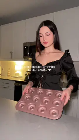 These @KodiakCakes donuts are TOO good….✨🤍 I used @Lakanto powdered monk fruit instead of sugar for the frosting 🫶🏻 #proteindessert #highprotein #lowcaloriedessert #healthyrecipes #donuts 