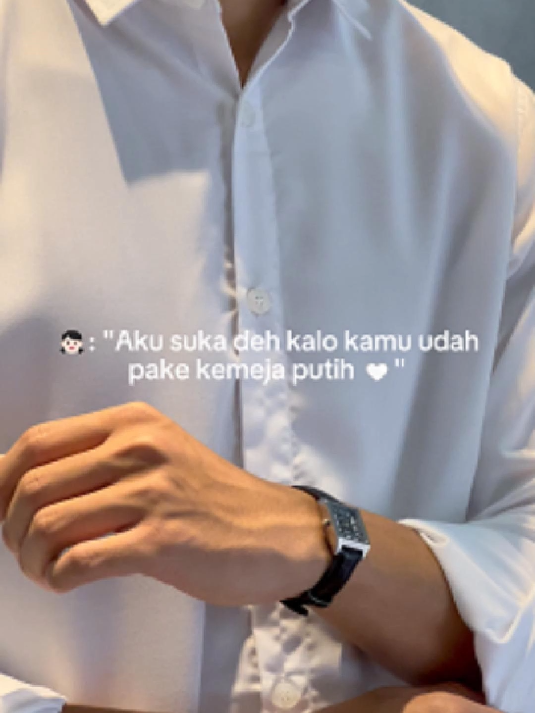 Kemeja putih tuh emang identik sama cowo-cowo smart :) Apalagi kalo udah styling clean looks gini 👌🏻 #kemejacasual #kemejapolos #officelife #kemejakantor #localbrand #kemejakerja #officefit #outfitinspo