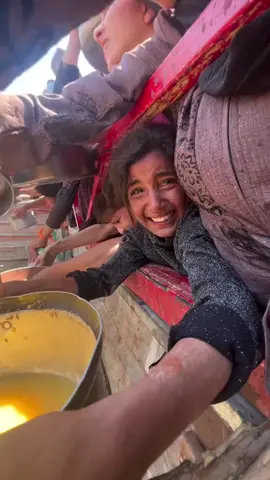 Don’t look away She fights for a bite of food,tears streaming,as if screaming to the world:“Where is your humanity?”How long will you keep watching from a distance? #Gaza #freepalestine🇵🇸❤️ 