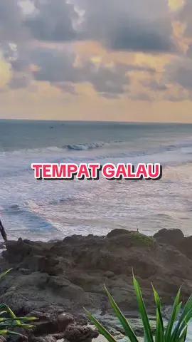 Cocok banget ini tempat buat orang orang yang lagi galau wkwkwkwk 🤣 📍KARANGTAWULAN #pantai #pantaivibes #pantaipangandaran #lagugalau #pangandaranbeach #laut #explore #sunset #karangtawulansunset 