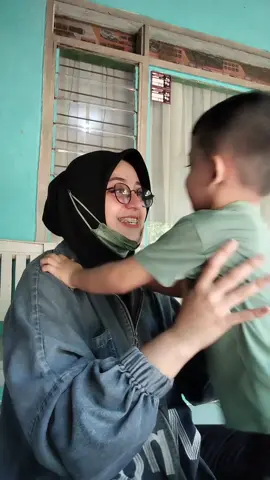 percayalah nak ibu skrg sedang berusaha supaya masa depan kamu secerah mentari pagi  hidup berkecukupan, tak pernah kurang kasih sayang dan suatu saat kamu gaakan ngerasain susahnya cari uang sampai di maki2, di injak harga dirinya, difitnah, di anggap bodoh ibu akan berusaha menjadi orgtua yg semua anak harapkan sehat selalu ya nak 🥰 #anak #sholeh #masyaallahtabarakkallah 