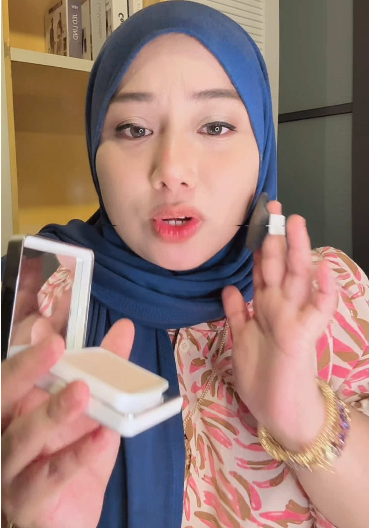 nampak gebu sangat tawww muka dan boleh kawal minyak dkt muka … siap ada SPF 50 PA++ lagi taw #compactpowder #carslan 