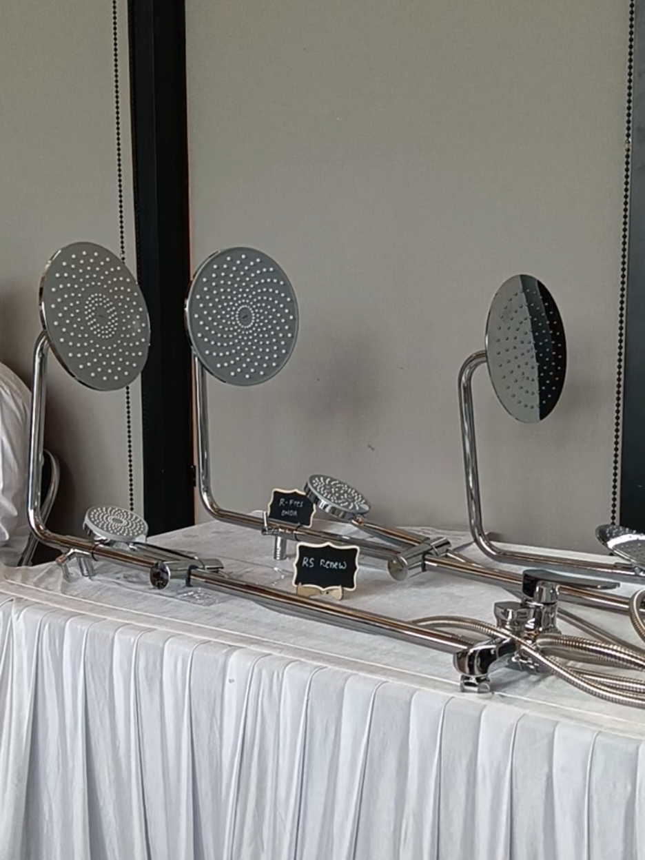 yang lagi bangun rumah wajib banget pake rain shower dari onda. rasanya kayak mandi di hotel, bikin rajin mandi inimah. harganya jg terjangkau, kualitas ngga perlu diraguin lagi 😍💸 #onda #rainshower #shower #showermurah #showerkamarmandi 