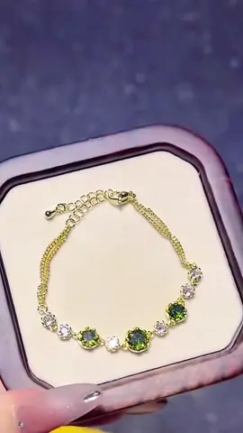 💚 Lắc tay đá xanh phối trắng – Sang xịn đúng chuẩn tiểu thư 💫 Mỗi ánh nhìn đều cuốn hút – mix đồ dễ, tôn da cực kỳ 🌟 Thiết kế tinh tế – vừa sang vừa không sến, đeo lên là mê luôn #LacTayNu #TrangSucDep #TrangSucCaoCap #LacTay #TrangSuc #tnjewellry 