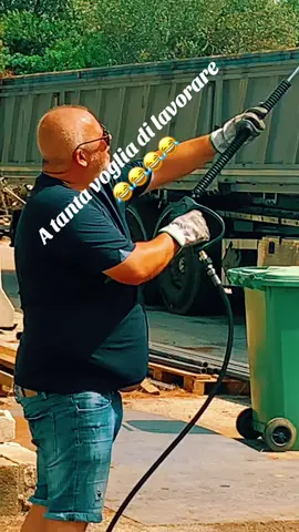 buongiorno mondo di Tik Tok il mio collega mentre che lava il camion si fa anche la doccia😂##angelo##trottolino