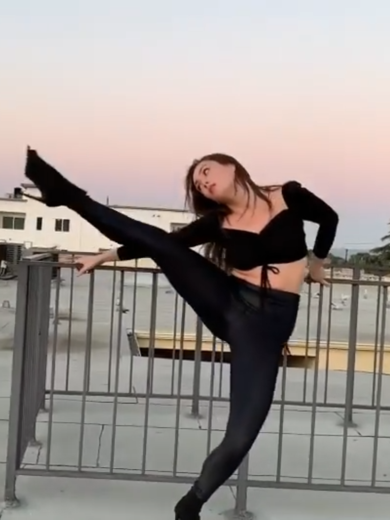 Shiny leggings dancer #leggings #shinyleggings #leggingslovers #gymleggings #workoutleggings #wetlook #wetlookleggings #tight #tights #leggins #legginsvirales #spandex #lycra #latex #leather #leatherpants #leatherleggings #pvc #catsuits #catsuit #leggingsoftiktok