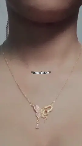 Kalung Semicolon Bukan Hanya Sekedar Perhiasan, Tetapi ada makna Di Dalamnya. butterfly Semicolon Merupakan Simbol Yang Merepresentasikan Perjalan Seseorang Melalui  Luka Batin Yang Mendalam. Medusa, Yang Dalam Mitologi Sering Disalahpahami Sebagai Monster, Sebenarnya Melambangkan Korban Kekerasan Yang Suaranya Dibungkam Menjadi Simbol Kekuatan Setelah Penderitaan .Sementara Itu Butterfly Semicolon Menggambarkan Transformasi Dan Harapan; Semicolon Melambangkan Keputusan Untuk Melanjutkan Hidup Meski Sempat Ingin Menyerah Dan Kupu kupu Merepresentasikan Kebangkitan Setelah Masa Kelam. Ketika Keduanya Digabungkan, Mereka Mencerminkan Keberanian Dalam Menghadapi Trauma , Perubahan Dan Keinginan Untuk Terus Hidup Dan Penuh Makna:)#fyp#kalungsemicolon#trauma 