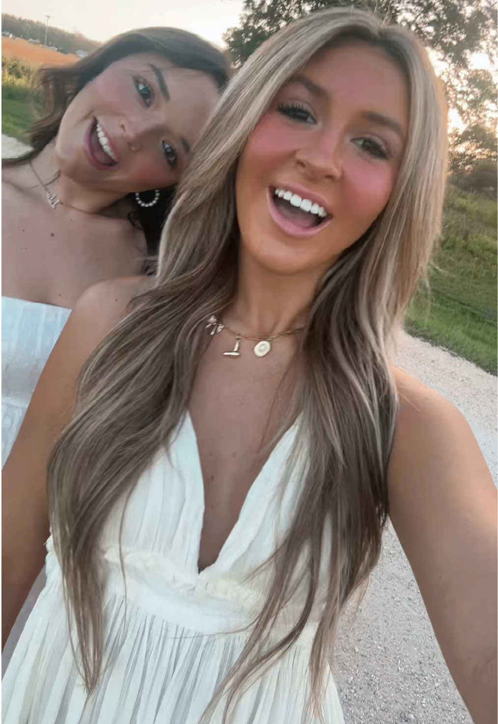Photoshoot day with my bestie🤗🤗🤗 @Courtney Forst  @Karlee Jade Photography #besties 