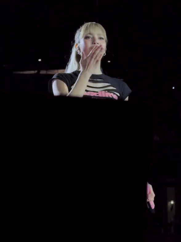cantik bgt 🥹🤍💗#lisa #blackpinkworldtour   LISA THRILLS CITI FIELD #DEADLINEinNEWYORK_LISA #BLACKPINK_DEADLINE 
