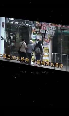 Không những là một diễn viên giỏi, một người chồng tốt, anh Tùng còn là một người con rất hiếu thảo. Anh thường dẫn mẹ đi mua sắm, đi du lịch, bên cạnh mẹ nhiều nhất có thể: 