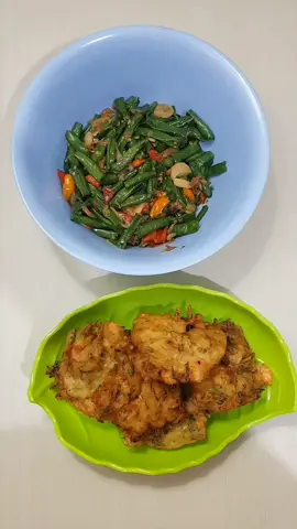 Masak simple ala anak kost Tumis kacang panjang Bakwan Udang #fyppppppppppppppppppppppp  #fypage #idebekal #bakwanudang  #explore #masakansimple 
