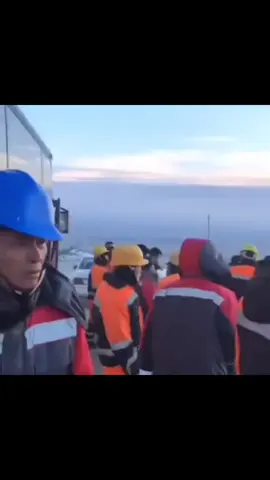 Бұл Қазақстанда Кең жұмыс орындарында Қазақ пен Қытай жұмысшылары ерегісі кезінде Қазақтарды қорғаған Полицей🇰🇿