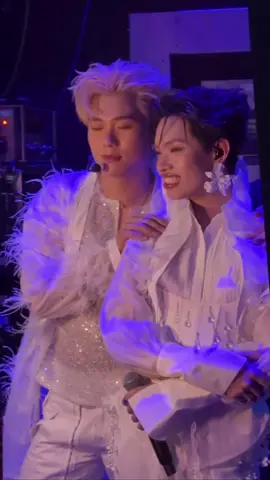 Ôm nhau tình tứ sau cánh gà ntn à , bảo kh yêu nhau kh ai tin ©️dangtrivien #duongdomic #phapkieu #duongkieu #anhtraisayhilasvegas #anhtraisayhiconcert #anhtraisayhiconcertlasvegas #lasvegas #linhmuonvaoshowbiz #monkeydsana💋 