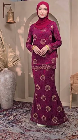 “Kurung Moden Lace Fiona warna Maroon ni memang buat hati cair!   Warna mewah, potongan moden, lace eksklusif — confirm nampak anggun & classy!   🛍️ . Material cotton eyelet lace, fully lining,, size dari S-5XL ❤️ #bajukurungplussize #bajukurunglace #bajukurunglace #maribelibutik #kurung #kurunglace 