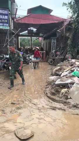 Cảnh tan hoang sau lũ của bà con huyện Tương Dương - Nghệ An . Thương bà con không biết bao giờ mới vượt qua 😭😭😭😭#xuhuong #xuhuongtiktok #xuhuongtiktok2025 #dầugộingảicứugừngbửơi #CapCut 