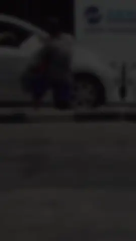 Yallah🥹😭😭  Gigih sekali bapak perjuanganya menjual koran demi ingin  memiliki kaki palsu  Semoga selalu di kelilingi orang baik  ya pak semoga perjuangan bapak tidak sia siaa😭😭 #perjuangan #pejuangrupiah #pejuangkeluarga #vidioviraltiktok_fyp_tiktok #vidioviraltiktok_fyp_tiktok🌺_foryous 