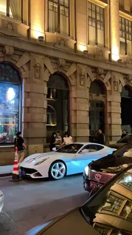 Dương Mịch lái Ferrari đi ăn tối ở Bến Thượng Hải #Ferrarif12 