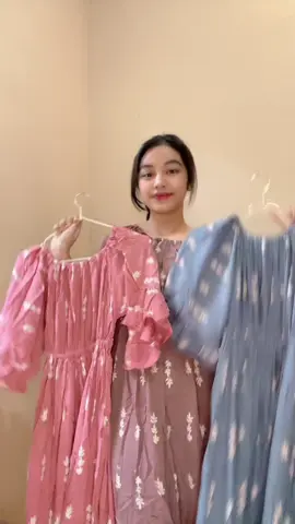 ✨ Daster sabrina yang gemes parah! Model bahu jatuh, bikin keliatan manis & tetap sopan 🍃 Bahan adem, jatuhnya enak, cocok buat di rumah atau keluar bentar 😍 Team pink lembut atau biru kalem? Dua-duanya cantik, tinggal pilih yang paling kamu suka! Asli, ini daster nggak akan cukup satu di lemari 🛒 #dastercewek #dasterrumahan #dastercantik #ootdrumahan #byheva #TikTokFashion#dastermurah #dasterviral #dasterkekinian #dasterrayon 