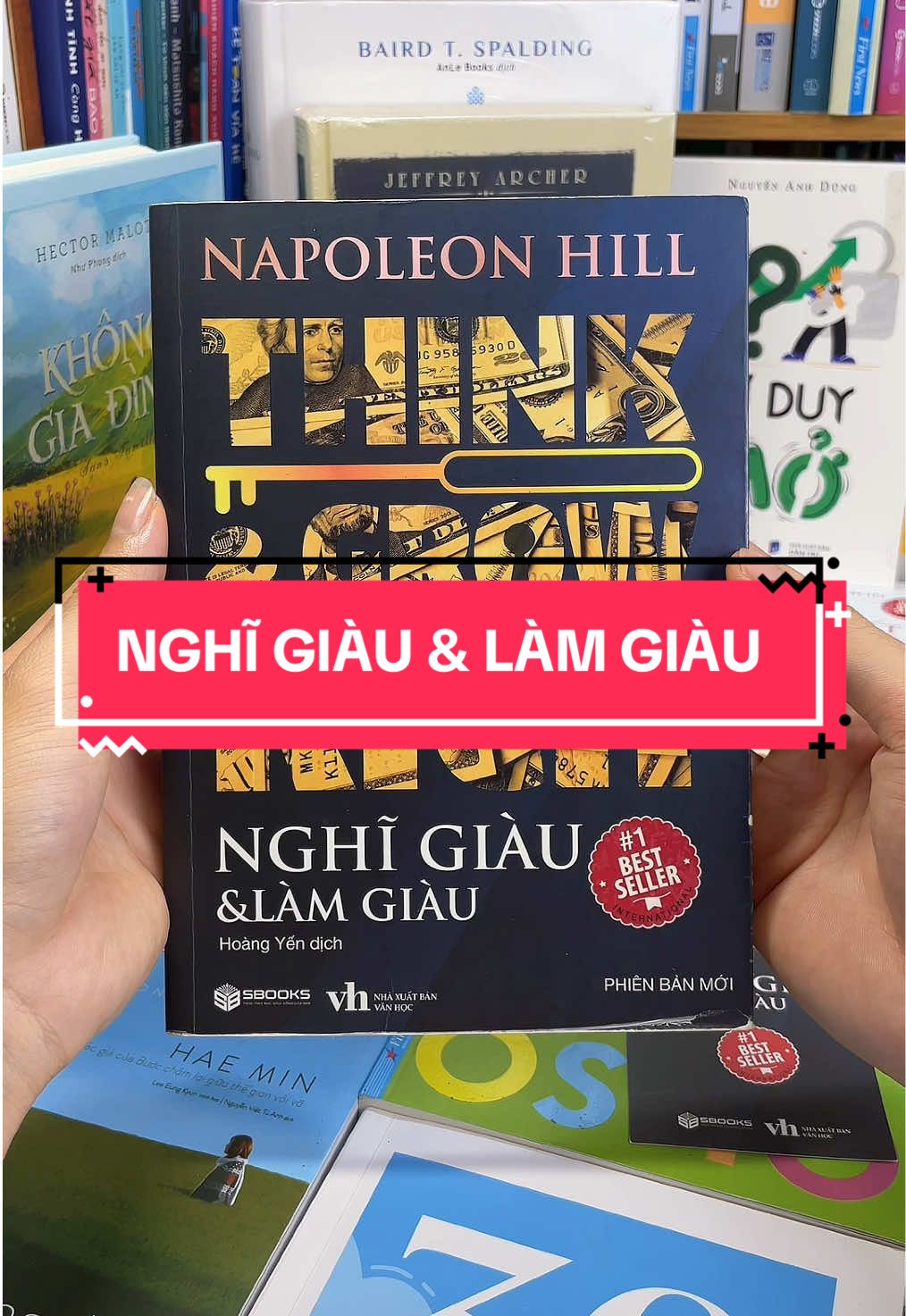 Nghĩ Giàu Làm Giàu – Bí quyết thành công từ những bộ óc giàu có nhất thế giới! Bạn có bao giờ thắc mắc: - Vì sao người giàu ngày càng giàu hơn? - Họ nghĩ gì? Họ hành động như thế nào? Cuốn sách “Nghĩ Giàu Làm Giàu” của Napoleon Hill chính là tấm bản đồ thành công đã thay đổi cuộc đời của hàng triệu người trên thế giới. Tác giả dành 25 năm nghiên cứu hơn 500 người giàu có, để rút ra 13 nguyên tắc vàng giúp bạn: - Tư duy như người giàu. - Chuyển ý tưởng thành tiền. - Vượt qua nỗi sợ thất bại. - Kiên định đến cùng với mục tiêu. Đừng chỉ mơ về thành công. Hãy học cách nghĩ và hành động để biến nó thành hiện thực.#tiemsachbinhyen #sach #sachhay #BookTok #reading #nghigiaulamgiau 
