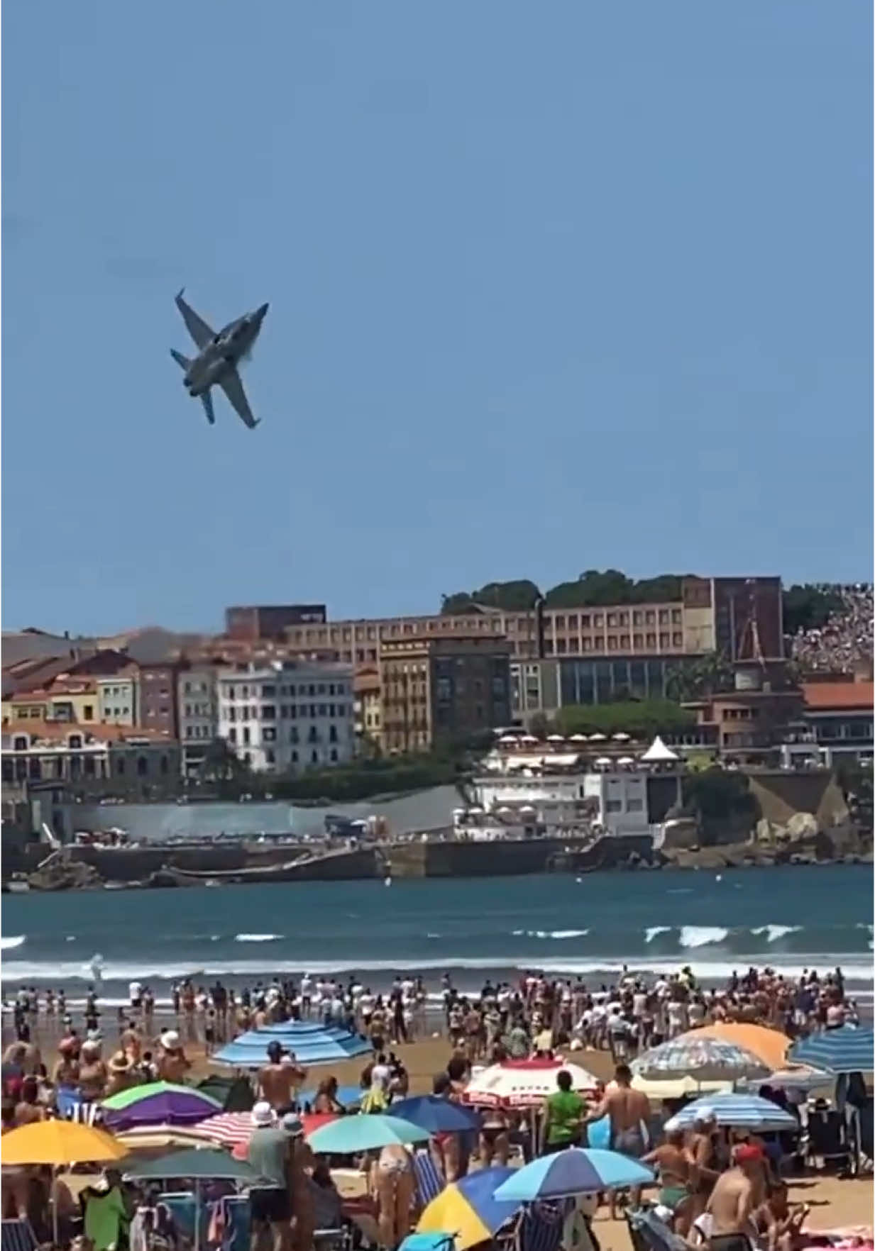 🎥 NEW DRAMATIC VIDEO Watch as a Spanish Military F18 nearly crashes during an airshow in Spain this weekend. The pilot makes a dramatic maneuver to recover the aircraft and prevent disaster. #F18 #Airshow #Spain #JetCrash #MilitaryJet #BreakingNews #PilotEjects #Aviation #TikTokNews #DramaticFootage