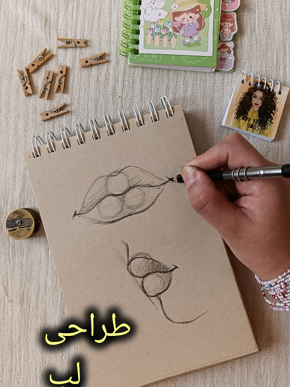 لب کشیدن سخت‌ترین بخش چهره‌ست؟ با این روش، آسون‌تر از همیشه می‌کشی 💋✏️ 👇 فقط ببین چقدر راحته 🎨 سیو کن که یادت نره 👯‍♀️ تگ کن اون دوستی که عاشق طراحی چهره‌ست راستی برای شرکت تو مینی دوره طراحی چهره که الان تو تخفیف طلایی هست فقط بیا دایرکت ❌  #طراحی_لب #آموزش_نقاشی #چهره_کشی #آموزش_طراحی #طراحی_ساده #نقاشی_برای_مبتدیان #tiktokart #فور_یو #fyp