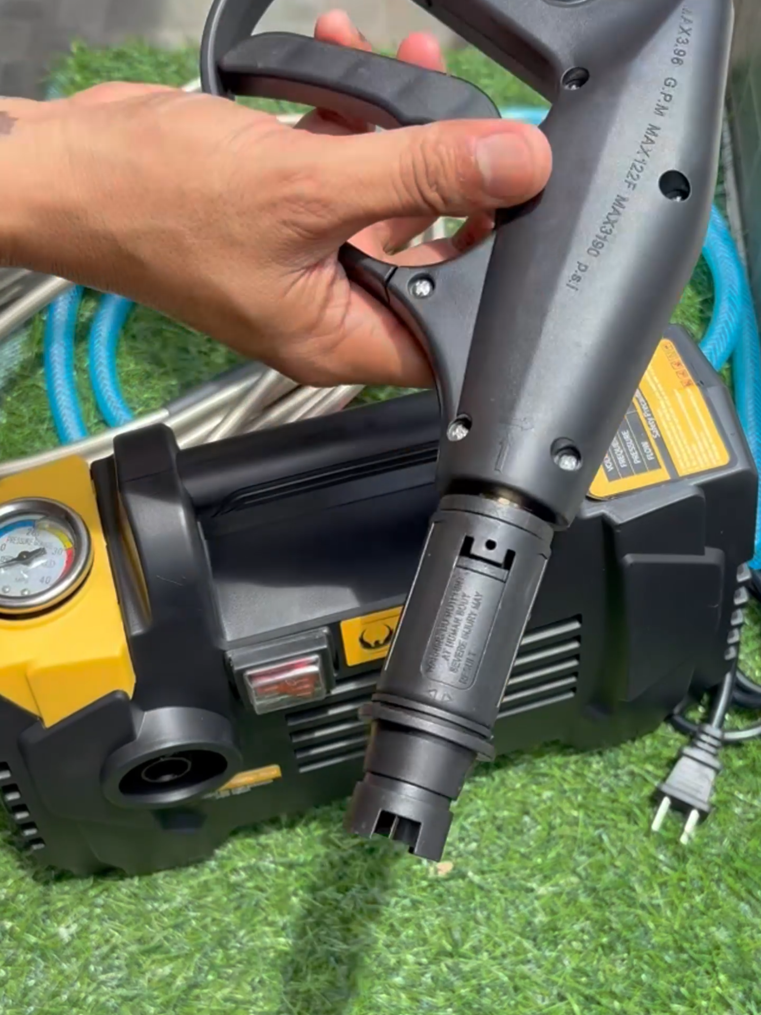Small but terrible na Pressure Washer! #pressurewashing #pressurewasher #carwash #jaysoneleazartv #tiktokmademebuyit #tiktokcheckout