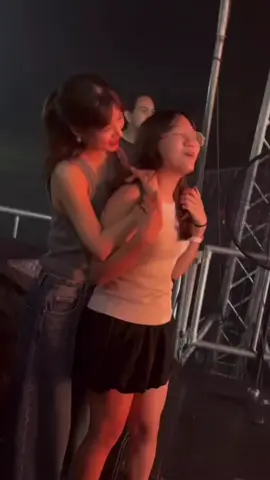 พี่สาวน้องสาวอบอุ่นมาก เฟย์กดตะกร้าไหนได้บ้าง🥹 - แคปชั่นเฮียบอย พาคุณน้องสาวและพี่สาวของเธอ มาชมความยิ่งใหญ่ของพี่ๆ @cheerscocktail @ohmhar  คุณน้องสาวม่วนจอยมากกกกร้องได้ทุกเพลง #เฟย์พรปวีณ์ #fayefayeye  #วันใหม่ฉัตรบริรักษ์  #บอยปกรณ์ #boy_pakorn 