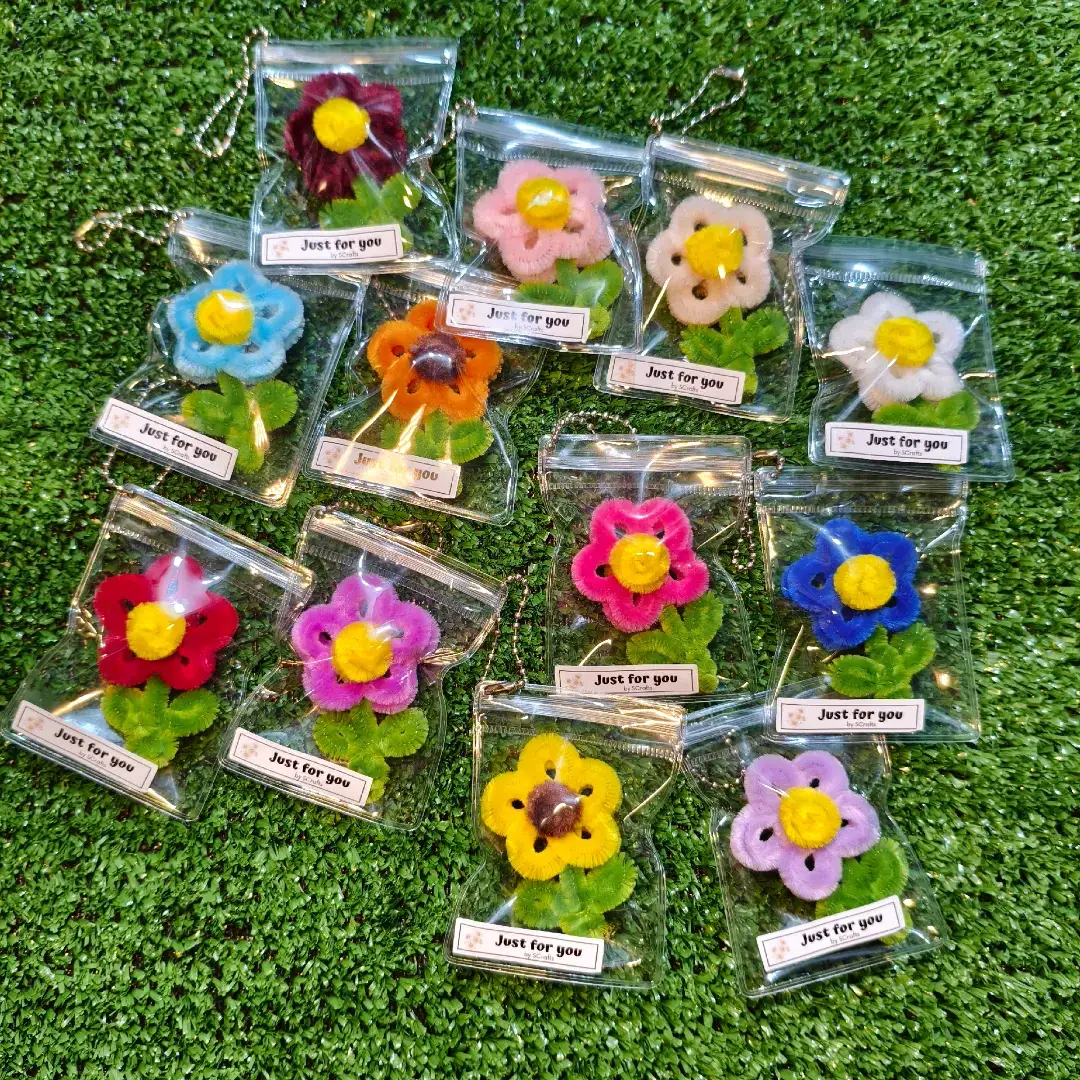 so tiny. so soft. so aesthetic. 🌈 a fuzzy mini bloom sealed in a pouch?? YES PLEASE 👜💐 legit feels like a love letter in keychain form 💗 inspired by: Kuti-Kuti 🌸 #scraftsbyshe  #fuzzykeychain #fuzzywire #fyp #keychain 