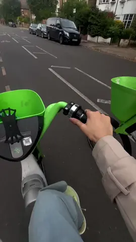 . A new way to see the city 🇬🇧🤍.. #FYP #ExplorePage #London #TravelTikTok #BikeRide#الشعب_الصيني_ماله_حل😂😂 #لندن 