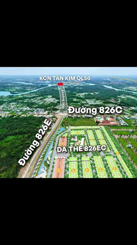 DT827E – Tuyến đường chiến lược mới ✅ Vai trò kết nối & chia & giảm áp lực tải.   1. Chia tải Quốc lộ 1A và cao tốc Trung Lương – Mỹ Thuận:  • Thay vì dồn toàn bộ xe về QL1A (đi qua nội đô Mỹ Tho) hoặc cao tốc Trung Lương, ĐT827E mở ra hướng đi mới , giúp giảm kẹt xe, rút ngắn thời gian và tránh nút thắt cổ chai ở Mỹ Tho – Trung Lương.  • Đây là giải pháp chiến lược trong giai đoạn phát triển vùng TP.HCM – Long An – Tiền Giang.  2. Liên kết trục logistics cảng biển – đường bộ:  • Tuyến ĐT827E kết nối từ Cần Giuộc – Cần Đước – Tân Trụ – Chợ Gạo – Mỹ Tho, đi thẳng đến các cụm cảng biển Long An và cụm cảng Cái Mép Thị Vải thông qua Vành đai 4 và các trục ngang.  • Giúp hình thành hành lang logistics phía Tây Nam TP.HCM, đặc biệt phục vụ xuất nhập khẩu nông sản, thủy sản, hàng công nghiệp nhẹ từ ĐBSCL ra cảng biển.  3. Tăng giá trị đất vùng ven TP.HCM:  • Những khu vực ven trục 827E như Cần Giuộc, Long Hậu, Cần Đước, Tân Trụ đang được định vị lại, từ đất nông nghiệp/đất ở phân tán thành quỹ đất đô thị vệ tinh.  • Tạo lực đẩy cho các dự án như T&T City Long Hậu, Vin Cần Giuộc, The 826EC 🛣️ Thông số kỹ thuật chính  • Tổng chiều dài: khoảng 58 km.  • Lộ giới: từ 40 – 60m, quy mô 6–8 làn xe.  • Lộ trình chính: TP.HCM (hướng Nguyễn Văn Linh) → Cầu Cần Giuộc → Long Hậu → Cần Đước → Tân Trụ → Chợ Gạo → TP. Mỹ Tho.  • Kết nối trực tiếp với:  • Vành đai 4 (quy hoạch)  • Cao tốc Bến Lức – Long Thành  • QL1A – Trung Lương – Mỹ Thuận ĐT827E là tuyến đường chiến lược, không chỉ chia tải QL1A và cao tốc Trung Lương, mà còn nâng giá trị toàn vùng Long An – Tiền Giang.  • Những bất động sản dọc tuyến này (nhất là đoạn gần cầu Cần Giuộc – Long Hậu) có động lực tăng giá rất mạnh từ nay đến 2028  • Nên ưu tiên đầu tư trước khi tuyến 827E hoàn thiện toàn tuyến, để đón đầu “đòn bẩy hạ tầng”. LH :0968.906.323